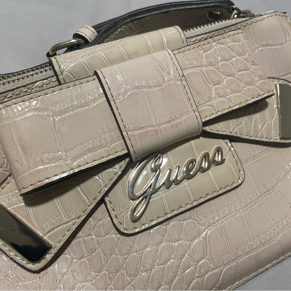 Guess wristlet crocodile embossed faux leather cream colored clutch - Picture 3 of 6